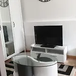 Habitación en casa particular Centre - Salle De Bain, Réfrigérateur, Tv Et Machine à Café Privatifs - Cuisine Commune - Terrasse - De à 200m Poitiers