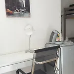 Centre - Salle De Bain, Réfrigérateur, Tv Et Machine à Café Privatifs - Cuisine Commune - Terrasse - De à 200m