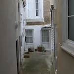 Centre - Salle De Bain, Refrigerateur, Tv Et Machine A Cafe Privatifs - Cuisine Commune - Terrasse - De A 200m בית אירוח