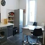 Centre - Salle De Bain, Réfrigérateur, Tv Et Machine à Café Privatifs - Cuisine Commune - Terrasse - De à 200m