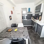 Centre - Salle De Bain, Réfrigérateur, Tv Et Machine à Café Privatifs - Cuisine Commune - Terrasse - De à 200m Poitiers