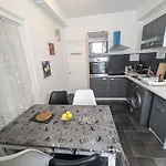 Centre - Salle De Bain, Réfrigérateur, Tv Et Machine à Café Privatifs - Cuisine Commune - Terrasse - De à 200m * Poitiers