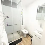 Habitación en casa particular Centre - Salle De Bain, Réfrigérateur, Tv Et Machine à Café Privatifs - Cuisine Commune - Terrasse - De à 200m *