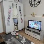 Centre - Salle De Bain, Refrigerateur, Tv Et Machine A Cafe Privatifs - Cuisine Commune - Terrasse - De A 200m בית אירוח