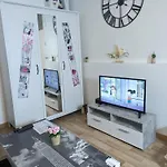 Centre - Salle De Bain, Refrigerateur, Tv Et Machine A Cafe Privatifs - Cuisine Commune - Terrasse - De A 200m בית אירוח *