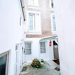 Centre - Salle De Bain, Réfrigérateur, Tv Et Machine à Café Privatifs - Cuisine Commune - Terrasse - De à 200m Habitación en casa particular
