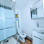 Centre - Salle De Bain, Réfrigérateur, Tv Et Machine à Café Privatifs - Cuisine Commune - Terrasse - De à 200m