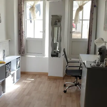 Centre: Private Comforts, Shared Kitchen & Hall Proximity Homestay Poitiers