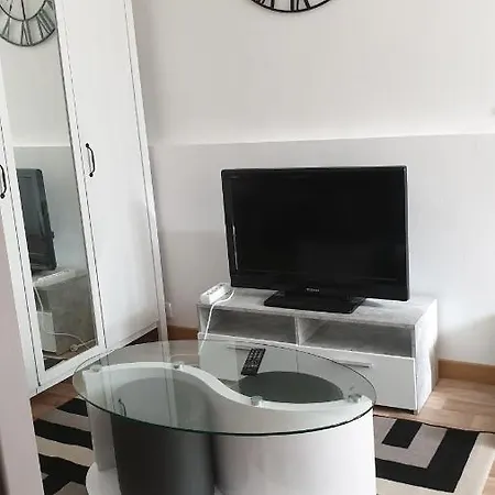 Homestay Centre: Private Comforts, Shared Kitchen & Hall Proximity Poitiers