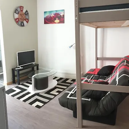 Centre: Private Comforts, Shared Kitchen & Hall Proximity Homestay Poitiers