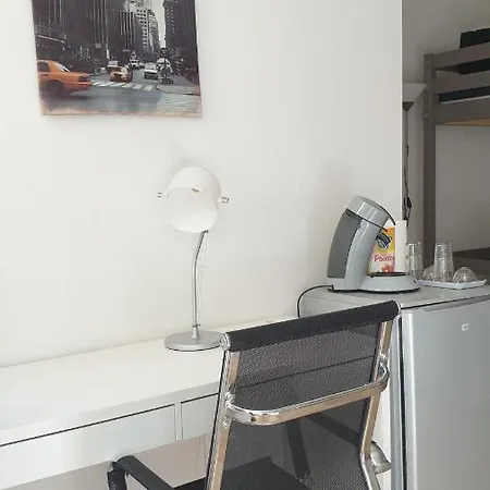 Centre - Salle De Bain, Réfrigérateur, Tv Et Machine à Café Privatifs - Cuisine Commune - Terrasse - De à 200m