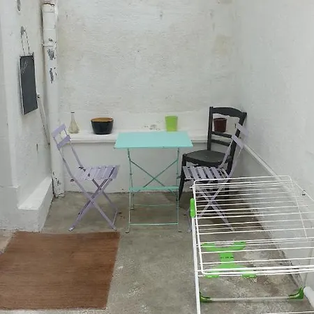 Centre: Private Comforts, Shared Kitchen & Hall Proximity *