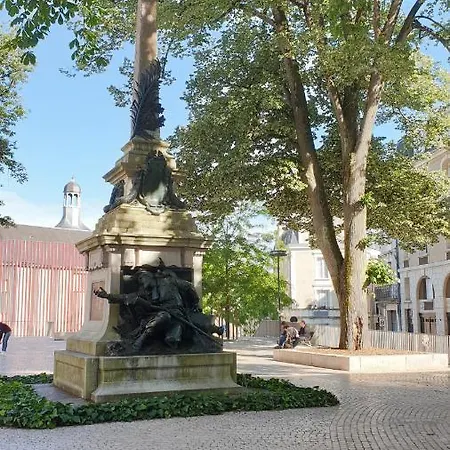 Centre - Salle De Bain, Réfrigérateur, Tv Et Machine à Café Privatifs - Cuisine Commune - Terrasse - De à 200m