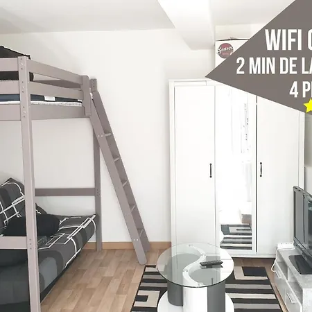 Homestay Centre: Private Comforts, Shared Kitchen & Hall Proximity *