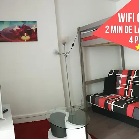 Homestay Centre: Private Comforts, Shared Kitchen & Hall Proximity
