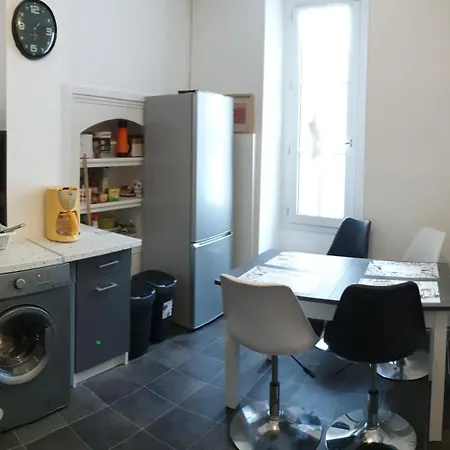 Centre: Private Comforts, Shared Kitchen & Hall Proximity