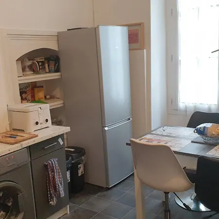 Centre: Private Comforts, Shared Kitchen & Hall Proximity Poitiers