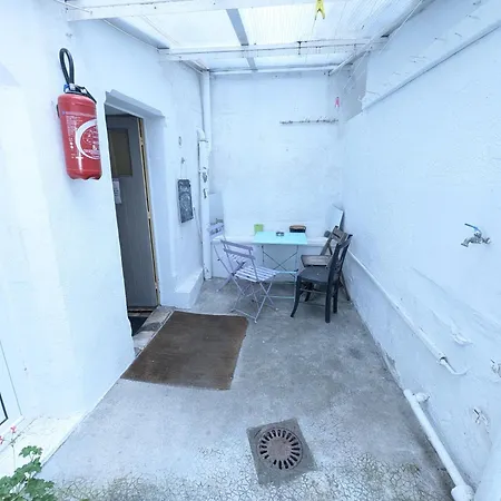 Centre: Private Comforts, Shared Kitchen & Hall Proximity