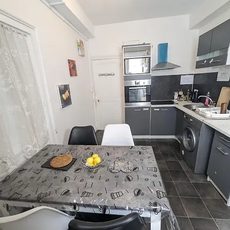 Centre: Private Comforts, Shared Kitchen & Hall Proximity * Poitiers
