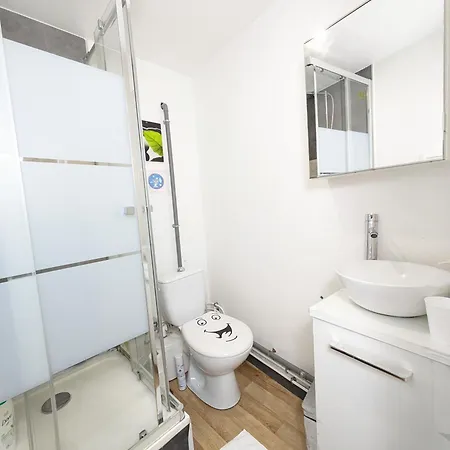 Habitación en casa particular Centre - Salle De Bain, Réfrigérateur, Tv Et Machine à Café Privatifs - Cuisine Commune - Terrasse - De à 200m *