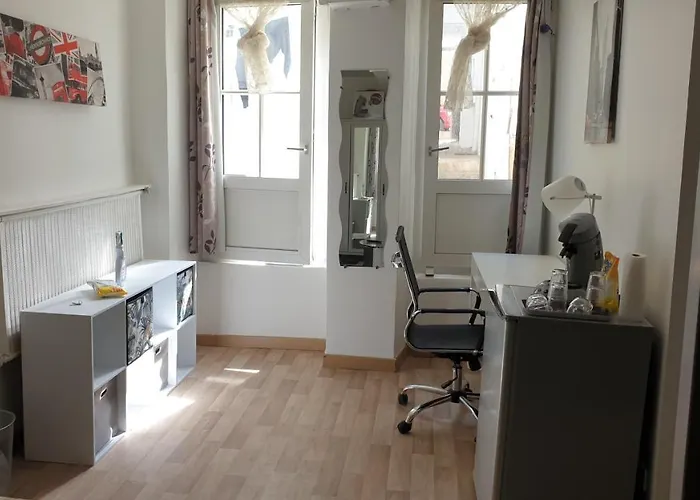 Centre: Private Comforts, Shared Kitchen & Hall Proximity Homestay Poitiers