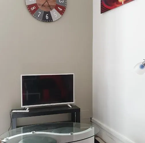 Homestay Centre: Private Comforts, Shared Kitchen & Hall Proximity Poitiers