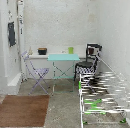 Centre: Private Comforts, Shared Kitchen & Hall Proximity *