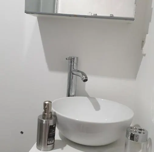 Homestay Centre: Private Comforts, Shared Kitchen & Hall Proximity Poitiers