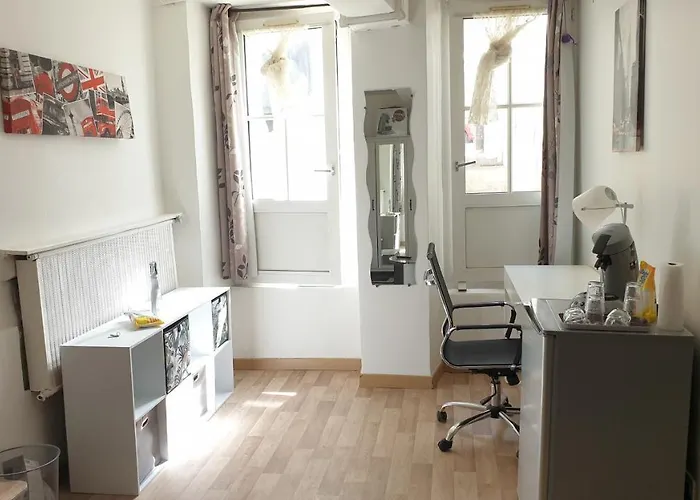 Centre: Private Comforts, Shared Kitchen & Hall Proximity Homestay Poitiers