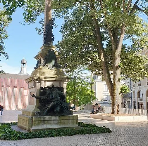 Centre: Private Comforts, Shared Kitchen & Hall Proximity