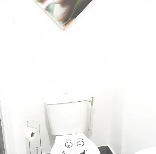 Homestay Centre: Private Comforts, Shared Kitchen & Hall Proximity Poitiers