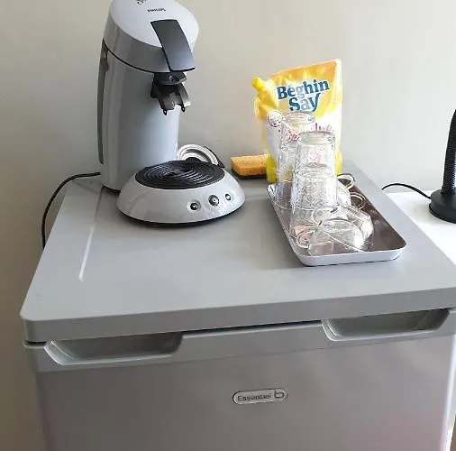 Centre: Private Comforts, Shared Kitchen & Hall Proximity *