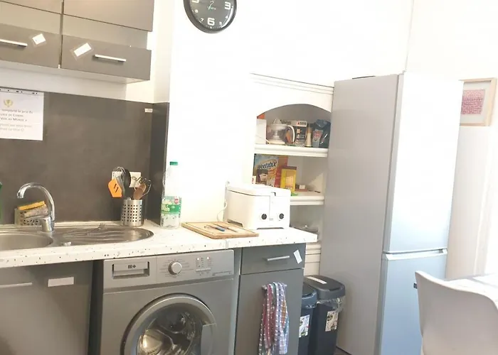 Centre: Private Comforts, Shared Kitchen & Hall Proximity Homestay