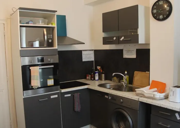 Centre: Private Comforts, Shared Kitchen & Hall Proximity Homestay *