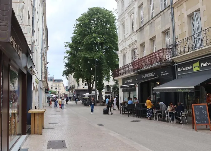 Homestay Centre: Private Comforts, Shared Kitchen & Hall Proximity Poitiers