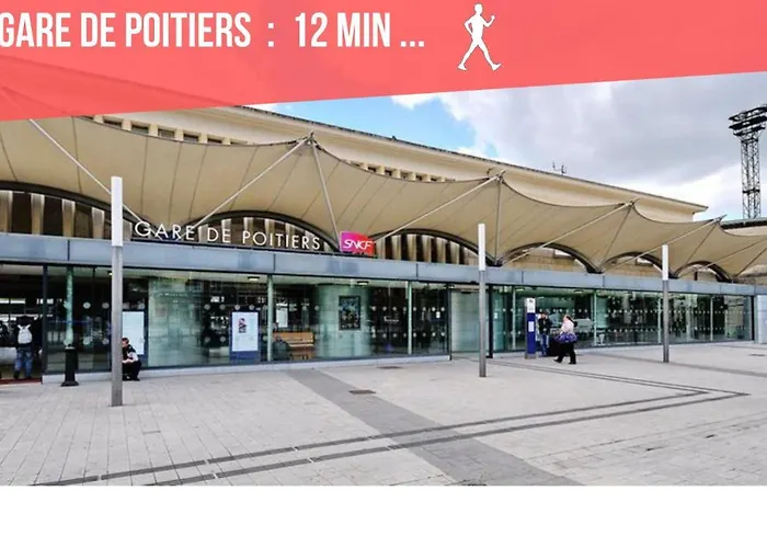 Centre: Private Comforts, Shared Kitchen & Hall Proximity Homestay Poitiers