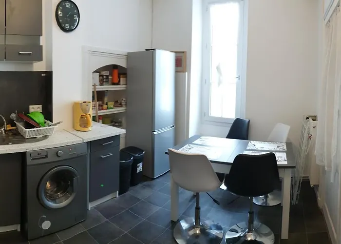 Centre: Private Comforts, Shared Kitchen & Hall Proximity