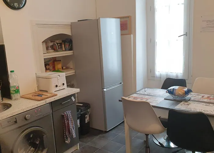 Centre: Private Comforts, Shared Kitchen & Hall Proximity Poitiers