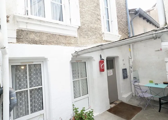 Centre: Private Comforts, Shared Kitchen & Hall Proximity