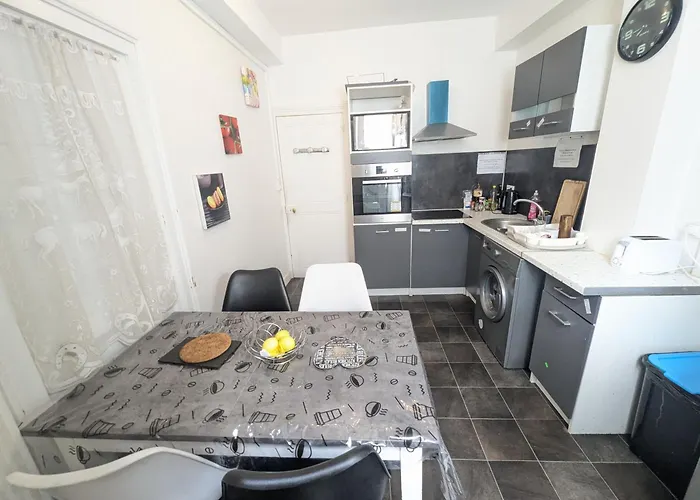 Centre: Private Comforts, Shared Kitchen & Hall Proximity Poitiers