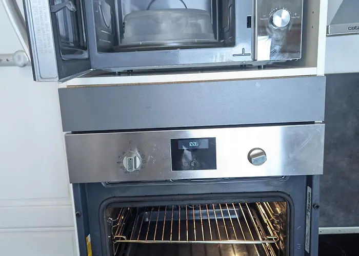 Centre: Private Comforts, Shared Kitchen & Hall Proximity Homestay Poitiers