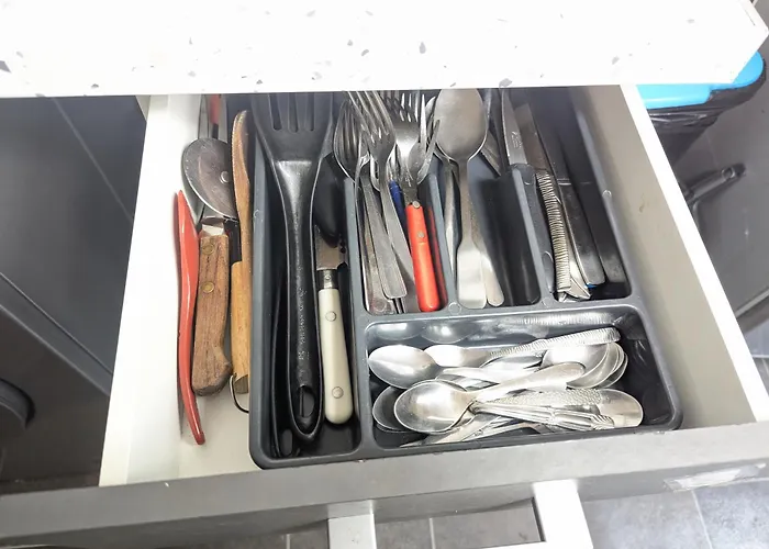 Centre: Private Comforts, Shared Kitchen & Hall Proximity