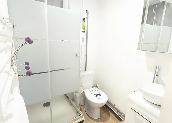 Homestay Centre: Private Comforts, Shared Kitchen & Hall Proximity *