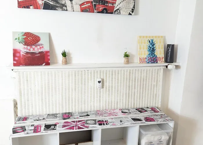 Centre: Private Comforts, Shared Kitchen & Hall Proximity Homestay Poitiers