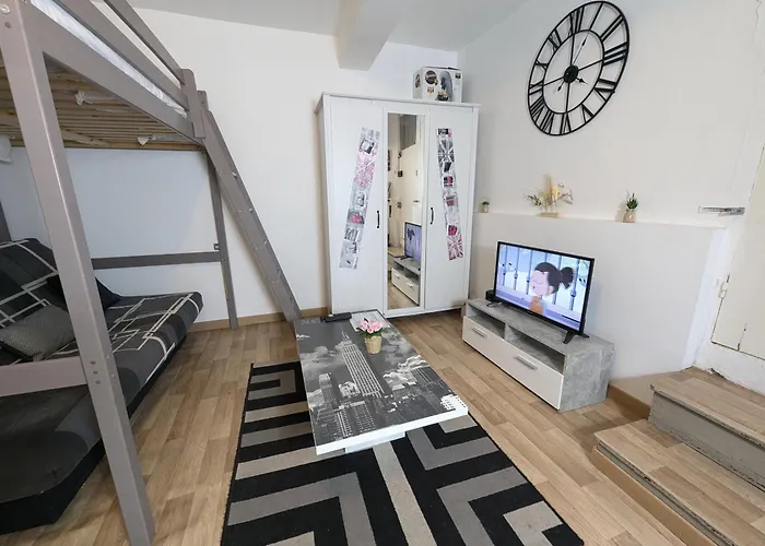 Homestay Centre: Private Comforts, Shared Kitchen & Hall Proximity Poitiers