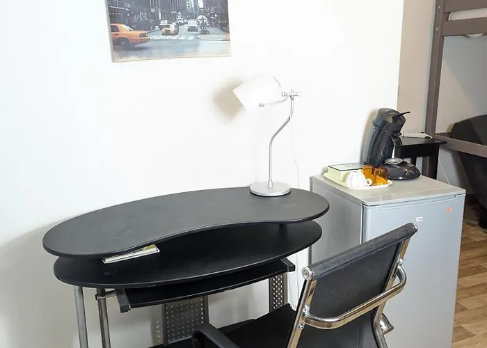 Centre: Private Comforts, Shared Kitchen & Hall Proximity *