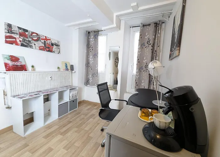 Centre: Private Comforts, Shared Kitchen & Hall Proximity Poitiers