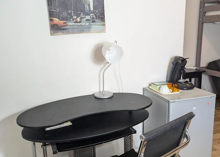 Centre: Private Comforts, Shared Kitchen & Hall Proximity