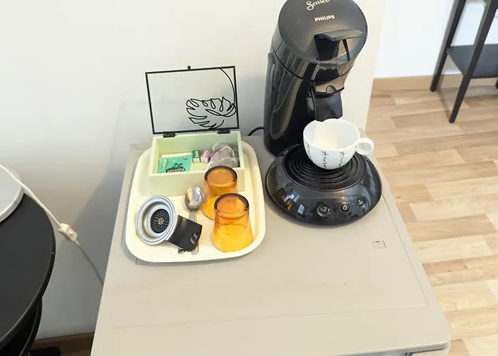 Homestay Centre: Private Comforts, Shared Kitchen & Hall Proximity