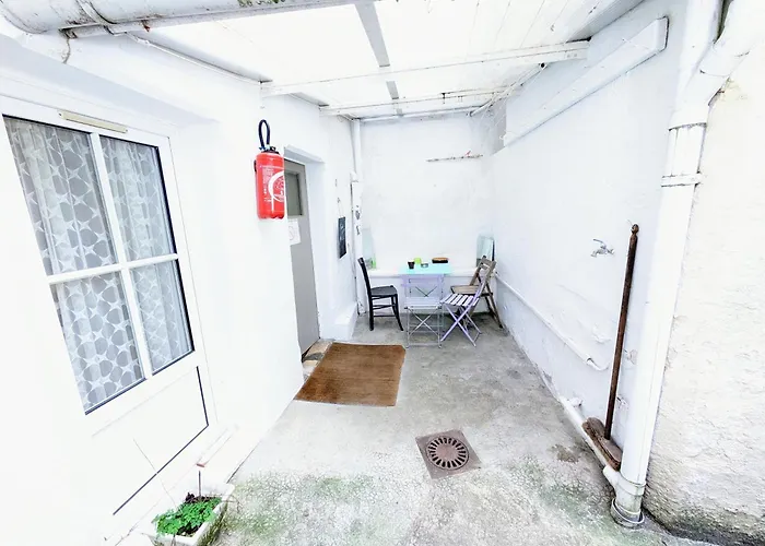 Centre: Private Comforts, Shared Kitchen & Hall Proximity *